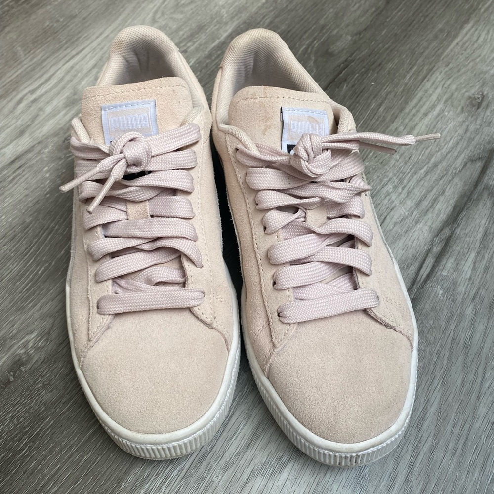 Pink Suede Pumas size US W 8.5, Pre-Owned (running slightly small) minor spots
